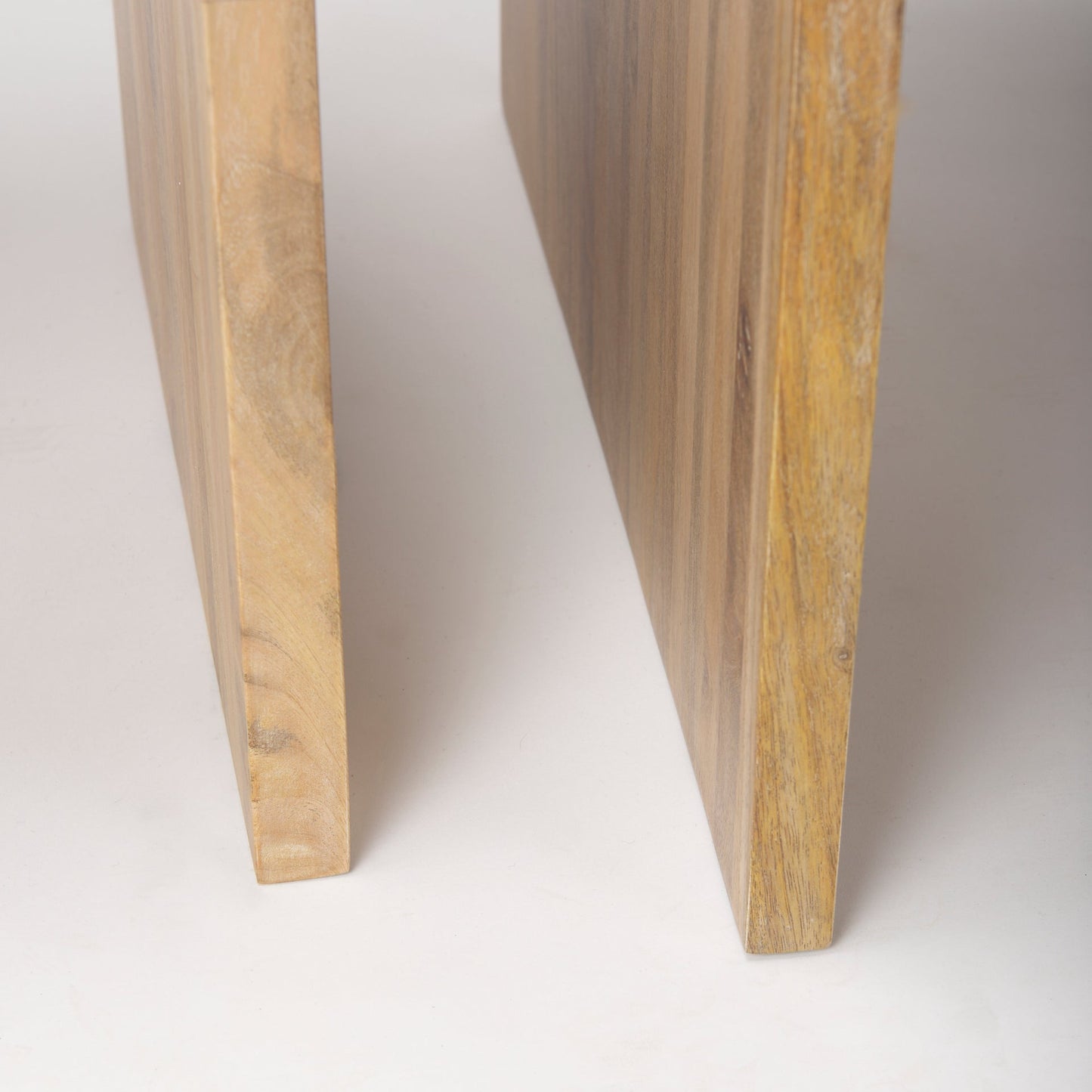 Chloe Cottage Wood Nesting Table (Set of 2)