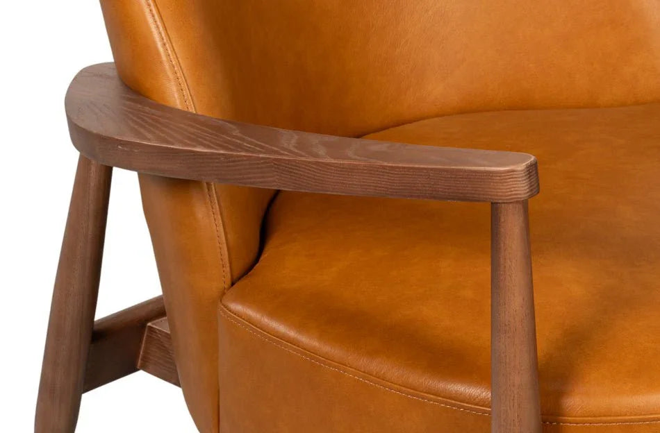 Pindar Traditional Leather Armchair - LOOMLAN - Sarreid - Club Chairs