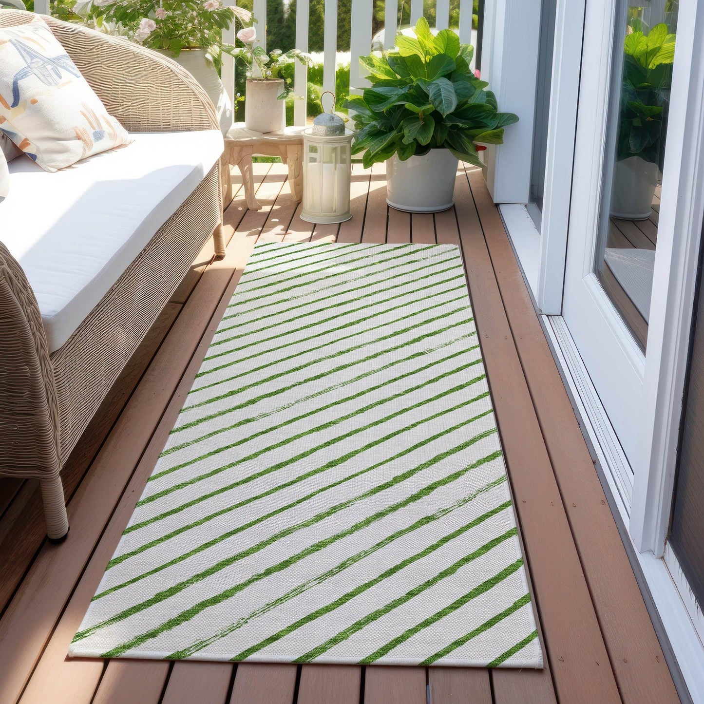 Quaaris Green Washable Indoor-Outdoor Rug